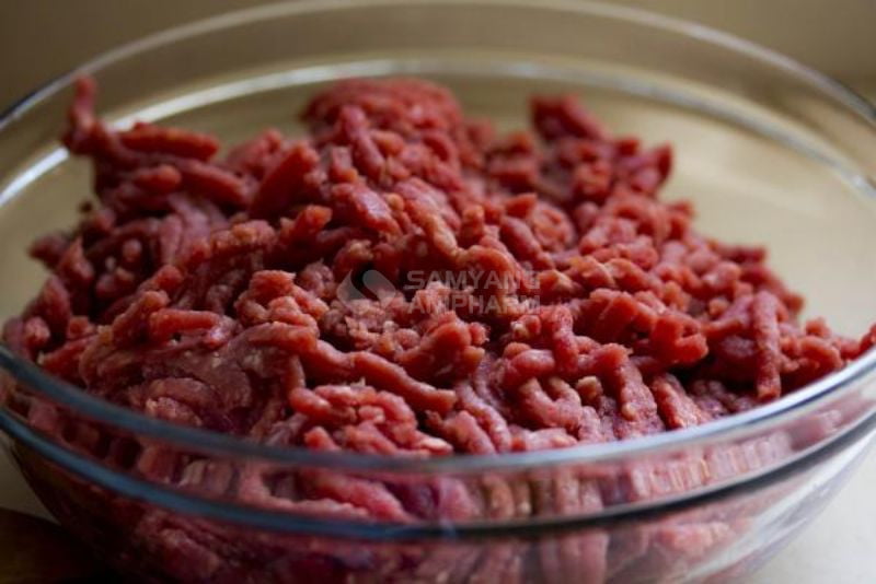 Thịt bò hoặc thịt cừu giàu sắt, kết hợp với bí đỏ giàu chất xơ tốt cho mèo