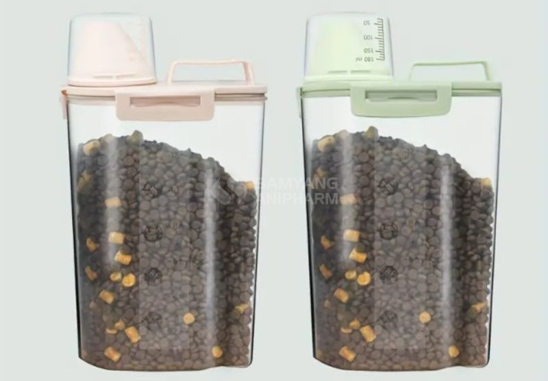 Nên bảo quản thức ăn cho chó mèo vào hộp có nắp đậy kín